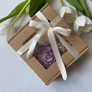 Atmos Home box zestaw prezentowy naturalne swiece sojowe dekoracyjne zapachowe Piwonie biale fioletowe lawendowe wolnostojace ozdobne handmade