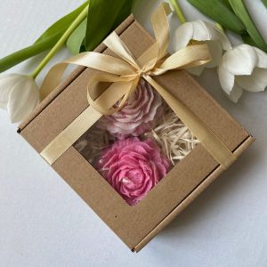 Atmos Home box zestaw prezentowy naturalne swiece sojowe dekoracyjne zapachowe Piwonie rozowe ombre rozowy wolnostojace ozdobne handmade na prezent