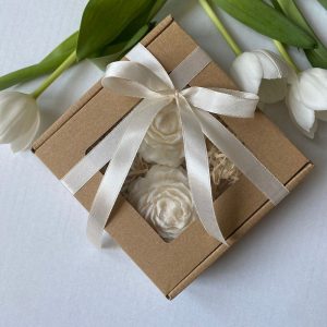 Atmos Home box zestaw upominkowy naturalne swiece sojowe dekoracyjne zapachowe Piwonie biale wolnostojace ozdobne recznie robione na prezent