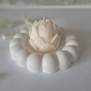 Atmos Home naturalna swieca sojowa weganska biala kwiat Lotosu ozdobna ekologiczna handmade na prezent dla Wegan
