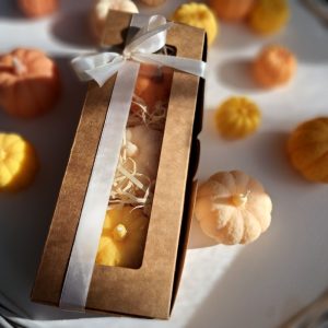 Zestaw prezentowy ze swiecami sojowymi w ksztalcie dyni w ekologicznym boxie z biała satynowa wstazka – bezzapachowe swiece handmade - AtmosHome.pl