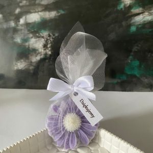 Naturalne swiece sojowe zapachowe fioletowe kwiaty Stokrotki ekologiczne handmade na podziekowania dla gosci na impreze, AtmosHome.pl
