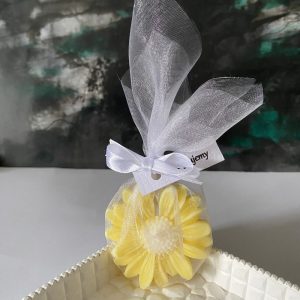 Naturalne swiece sojowe zapachowe zolte kwiaty Stokrotki dekoracyjne recznie robione na podziekowania dla gosci na prezent, AtmosHome.pl