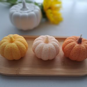 Zestaw prezentowy ze swiecami sojowymi w ksztalcie dyni w ekologicznym boxie – bezzapachowe swiece handmade - AtmosHome.pl