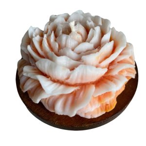 Recznie robiona swieca sojowa w ksztalcie piwonii o pomaranczowym ombre, zapachowa, na drewnianej podstawce – AtmosHome.pl