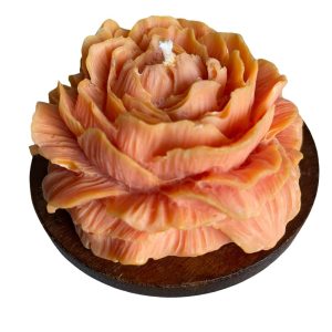 Recznie robiona swieca sojowa w ksztalcie piwonii w kolorze pomaranczowym, zapachowa, na drewnianej podstawce – AtmosHome.pl