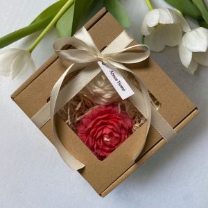 Zestaw prezentowy ze swiecami sojowymi zapachowymi w ksztalcie kwiatow piwonii bialo czerwone w eleganckim pudelku, AtmosHome.pl