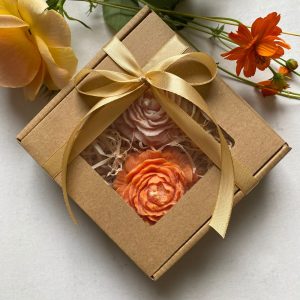 Zestaw prezentowy ze swiecami sojowymi zapachowymi w ksztalcie kwiatow piwonii pomaranczowe ombre w eleganckim pudelku, AtmosHome.pl