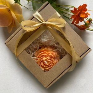 Zestaw prezentowy ze swiecami sojowymi zapachowymi w ksztalcie kwiatow piwonii pomaranczowa i biala w eleganckim pudelku, AtmosHome.pl