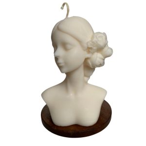 Recznie robiona swieca sojowa w ksztalcie subtelnej figurki dziewczyny z kwiatami we wlosach, umieszczona na drewnianej podstawce – elegancka dekoracja i ekologiczny wybor - AtmosHome.pl