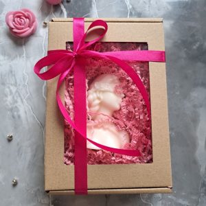 Swieca sojowa recznie robiona w ksztalcie popiersia kobiety w eleganckim zestawie prezentowym z rozowa wstazka – idealny prezent na Walentynki lub romantyczne spotkanie - AtmosHome.pl