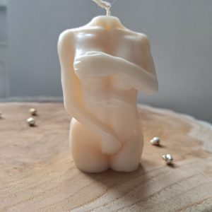 Swieca sojowa w ksztalcie ciala kobiety – romantyczny prezent na Walentynki - AtmosHome.pl