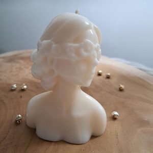 Swieca sojowa w ksztalcie popiersia kobiety z opaska na oczach z rozowa wstazka - AtmosHome.pl