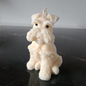 Recznie robiona swieca sojowa w ksztalcie psa rasy Sznaucer. Elegancka i ekologiczna dekoracja z naturalnego wosku sojowego lub na mily prezent - AtmosHome.pl