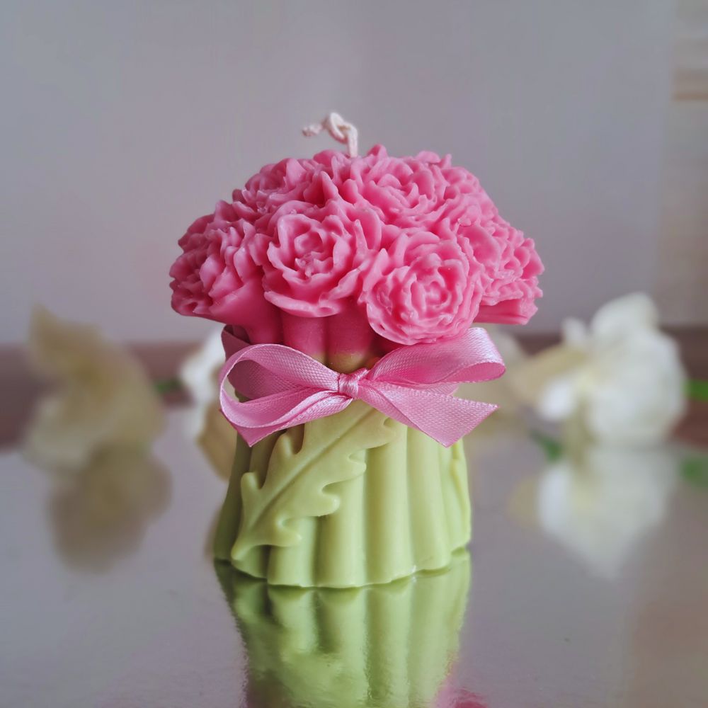 Recznie robiona swieca sojowa zapachowa w ksztalcie rozowego bukietu kwiatowego, ozdobiona rozowa wstazka, idealna na romantyczny prezent na Walentynki lub podziekowanie dla gosci - AtmosHome.pl