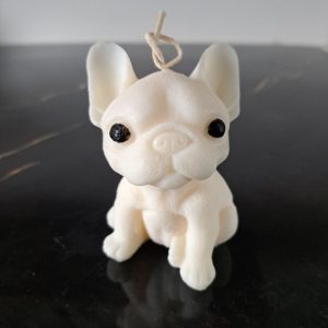 Recznie robiona swieca sojowa w ksztalcie uroczego pieska buldoga francuskiego o kremowym kolorze, idealna na prezent dla milosnikow psow - AtmosHome.pl