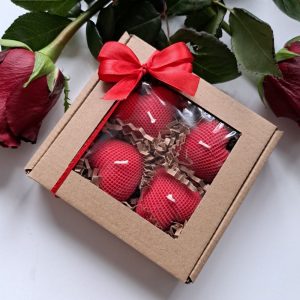 Zestaw czterech naturalnych recznie robionych swiec sojowych w ksztalcie czerwonych serc, zapakowanych w pudelko prezentowe z czerwona kokarda – idealny na prezent na Walentynki - AtmosHome.pl