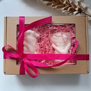 Zestaw dwoch swiec sojowych w ksztalcie ciala kobiety i mezczyzny, w prezentowym pudelku z rozową wstazka – romantyczny prezent na Walentynki - AtmosHome.pl