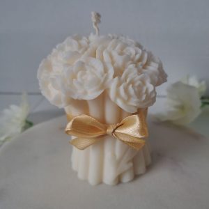 Ręcznie robiona naturalna świeca sojowa w kształcie bukietu kwiatów. Idealny prezent na Dzień Kobiet, ślub, urodziny i inne okazje - AtmosHome.pl