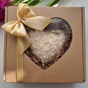 Świeca sojowa w kształcie serca, naturalny wosk, bez zapachu, w ozdobnym kartonowym pudełku z kokardą. Idealny prezent na każdą okazję - AtmosHome.pl