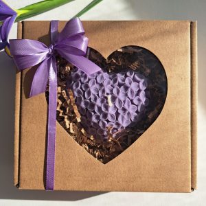 Fioletowa świeca sojowa w kształcie serca, zapach lawendy, w ozdobnym prezentowym pudełku z fioletową kokardą. Idealny prezent na relaks i odprężenie - AtmosHome.pl