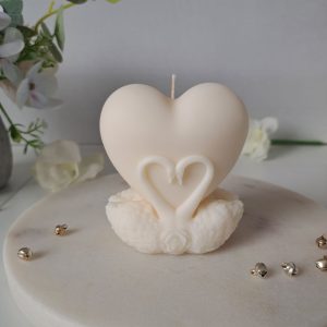 Świeca sojowa Serce w Łabędziach - romantyczny prezent ślubny, podziękowanie dla gości, symbol miłości i wierności - AtmosHome.pl