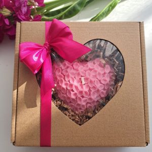 Różowa świeca sojowa w kształcie serca, zapach piwonii z białym piżmem, w ozdobnym prezentowym pudełku z różową kokardą. Idealny prezent na każdą okazję - AtmosHome.pl