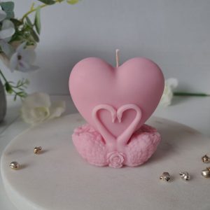 Świeca sojowa Serce w Łabędziach - romantyczny prezent, symbol miłości i wierności - AtmosHome.pl