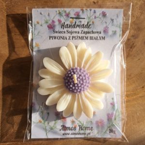 Urocza świeca sojowa w kształcie stokrotki z fioletowym, idealna jako prezent dla gości. Ręcznie robiona, o zapachu piwonii z białym piżmem. Produkt AtmosHome.pl, gotowy do wręczenia.