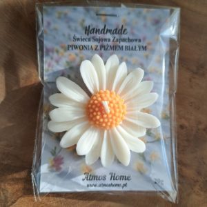 Ręcznie robiona świeca sojowa zapachowa w kształcie stokrotki, o aromacie piwonii z piżmem białym, idealna jako upominek. Produkt AtmosHome.pl, gotowy do wręczenia.