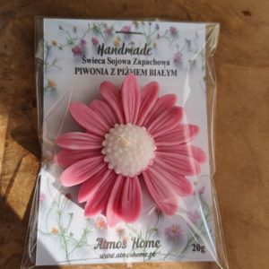 Ręcznie robiona świeca sojowa zapachowa w kształcie różowej stokrotki, o zapachu piwonii z piżmem białym, zapakowana na prezent. Produkt AtmosHome.pl.