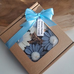 Zestaw eleganckich świec sojowych zapachowych w kształcie stokrotek w pudełku z okienkiem i niebieską wstążką – piękny upominek na rodzinne uroczystości - AtmosHome.pl