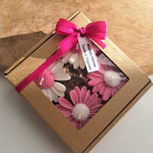 Zestaw sojowych świec zapachowych stokrotek w różowych i białych kolorach na prezent. Ręcznie robione naturalne świece dekoracyjne w pudełku prezentowym z okienkiem i przewiązaną różową wstażką - AtmosHome.pl