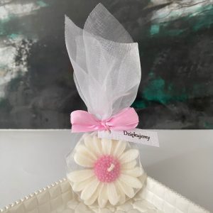 Ręcznie robiona świeca sojowa w uroczym kształcie stokrotki, w organzie z różową wstążką i bilecikiem 'Dziękujemy' – idealnie na zastosowanie na podziękowanie dla gości - AtmosHome.pl