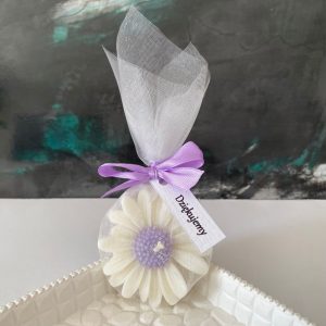 Ręcznie robiona świeca sojowa zapachowa w kształcie stokrotki, zapakowana w białą organzę z satynową kokardką – subtelny i stylowy upominek na wyjątkowe okazje - AtmosHome.pl