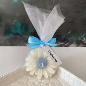 Świeca sojowa zapachowa w kształcie stokrotki, starannie zapakowana w woreczek z białej organzy i ozdobiona satynową kokardką – wyjątkowy upominek dla gości jako wyraz wdzięczności - AtmosHome.pl