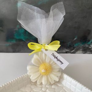 Ręcznie robiona świeca sojowa zapachowa w kształcie stokrotki, zapakowana w delikatny woreczek z białej organzy i przewiązana satynową tasiemką – elegancki upominek dla gości - AtmosHome.pl
