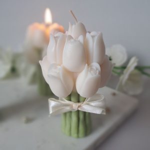 Ręcznie robiona świeca sojowa zapachowa w kształcie bukietu tulipanów, przewiązana kremową wstążką – elegancki prezent na wyjątkową okazję - AtmosHome.pl