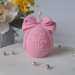 Świąteczna świeca sojowa różowa - jajko z napisem Happy Easter - AtmosHome.pl