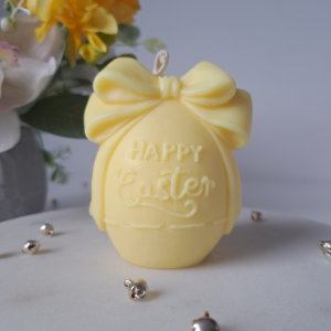 Świąteczna świeca sojowa żółta - jajko z napisem Happy Easter - AtmosHome.pl