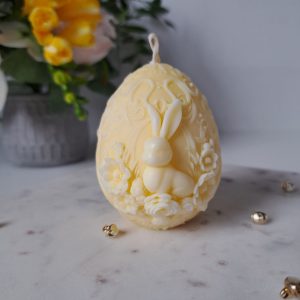 Wielkanocna świeca sojowa, handmade, zajączek w żółtej pisance - AtmoHome.pl