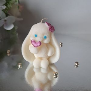 Świeca sojowa w kształcie uroczego małego króliczka, ręcznie malowanego - AtmosHome.pl