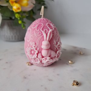 Wielkanocna świeca sojowa, handmade, zajączek w różowej pisance - AtmoHome.pl