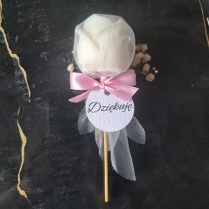 Ręcznie robiona świeca sojowa róża na patyku, zapakowana jako podziękowanie dla gości, z różową wstążką i zawieszką "Dziękuję" od AtmosHome.pl