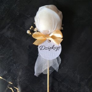 Ręcznie robiona świeca sojowa róża na patyku, zapakowana jako podziękowanie dla gości, z różową wstążką i zawieszką "Dziękuję" od AtmosHome.pl