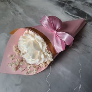 Ręcznie robiona sojowa świeca zapachowa w kształcie kremowej piwonii, bukiecik z gipsówką, idealne podziękowanie dla gości, AtmosHome.pl