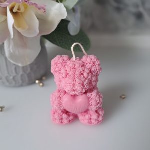 Ręcznie robiona różowa świeca sojowa miś z sercem, ozdoba, prezent od AtmosHome.pl