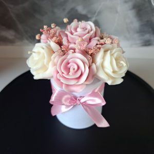 Mini flower box z różami ombre, świece sojowe zapachowe, wieczny bukiet, różowa gipsówka, prezent dla niej, AtmosHome.pl