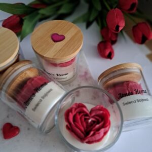 Szklany słoiczek ze świecą sojową zapachową, wewnątrz czerwone serce w kształcie róży, zapach malina z różą.