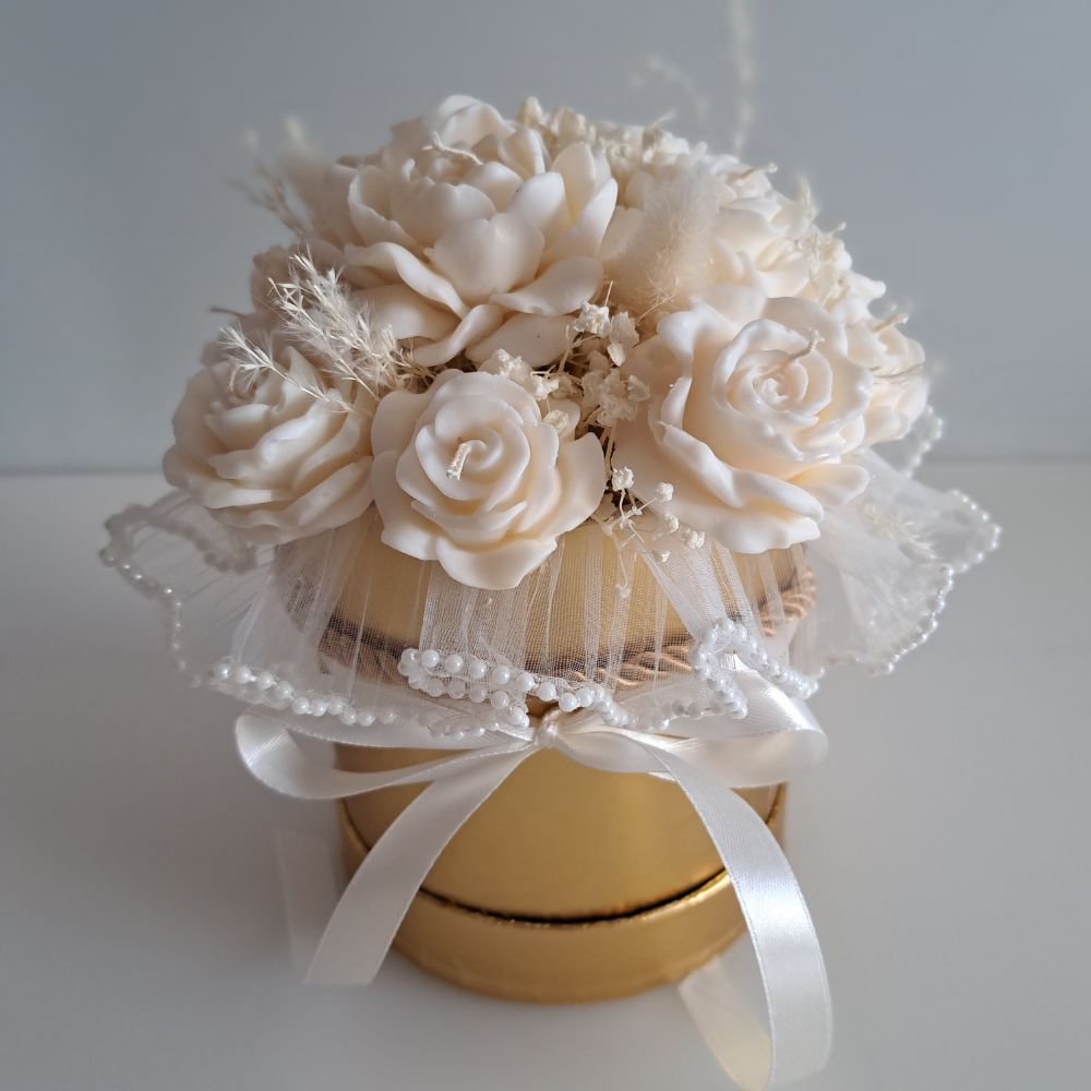 Elegancki biały flower box ślubny z zapachowymi świecami sojowymi w kształcie róż i perełkową woalką – Atmos Home.